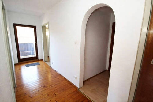 Flur mit Zugang zum Balkon - 