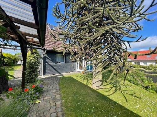 Zugang zum Haus - 4 Zimmer Einfamilienhaus zum Kaufen in Haan