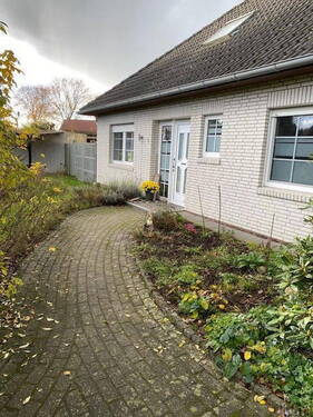 Bild 1 - Weißer Bungalow mit Einliegerwohnung