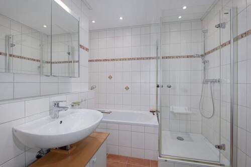 Bad mit Dusche und Badewanne - 