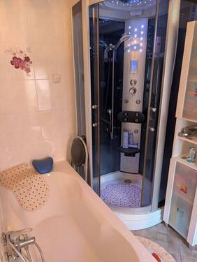 Bad mit Wanne und Dusche - 