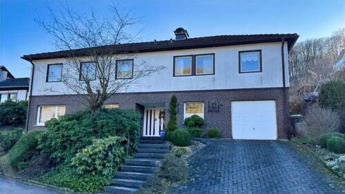 Straßenansicht - Viel Platz für Familie, Generationen oder Wohnen und Vermieten