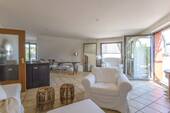 Wohnzimmer mit Zugang zum Balkon sowie zur Dachterrasse - Menden Zentrum – DG Wohnung mit großer Dachterrasse und Balkon