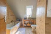 Tageslichtbad mit Duschwanne - 