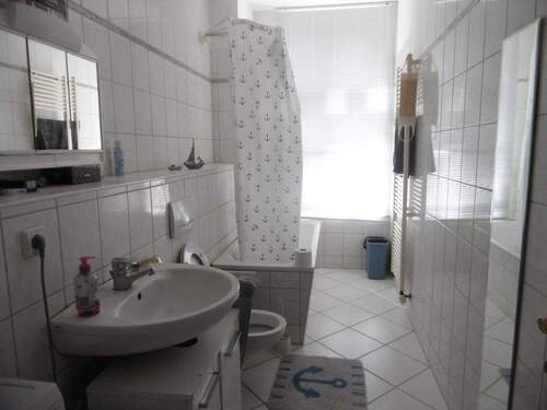 Luftiges Bad mit Fenster - 