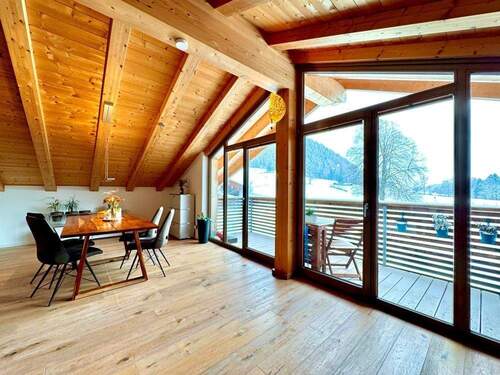 Alpen-Immo - Lichtdurchflutete 3-Zimmer- Dachgeschosswohnung mit Balkon und weitem Bergblick - dem See ganz nah!