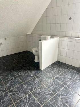 Bad mit Wanne und Dusche - 