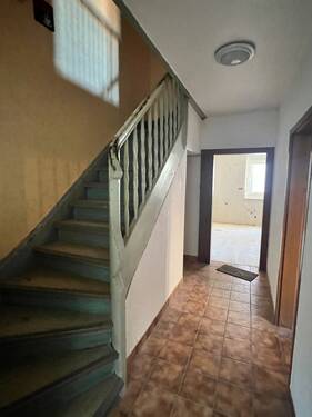 Flur und Treppenaufgang - 