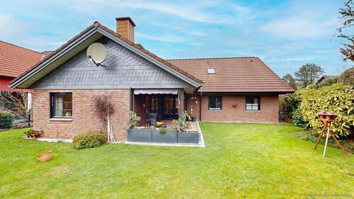 Gepflegter Gartenbereich mit Blick auf die Terrasse - 