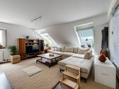 Wohnzimmer - Moderne und großzügige 3,5-Zimmer-Wohnung mit Dachstudio als zusätzliche Nutzfläche, Balkon und TG-Stellplatz in Bretten zu verkaufen!