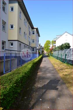 Zugang zum Haus - 3 Zimmer Etagenwohnung zur Miete in Neuss