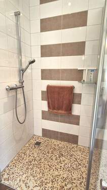 Bad mit flacher Dusche - 
