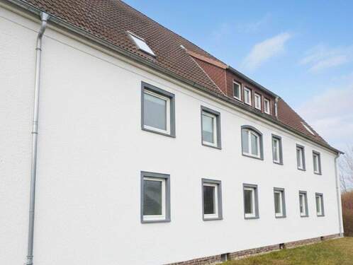 Haus Ansicht Seite - 4 Zimmer Etagenwohnung zur Miete in Lobstädt