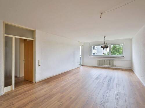 Großzügiger Wohn- und Essbereich mit Balkon - 4 Zimmer Etagenwohnung zum Kaufen in Böblingen