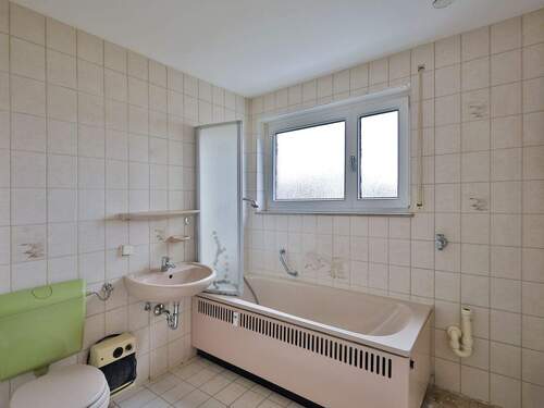 Tageslichtbad mit Platz für eine Badewanne - 