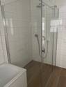 Bad mit Dusche und Wanne - 