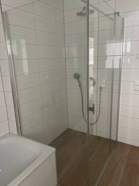 Bad mit Dusche und Wanne - 