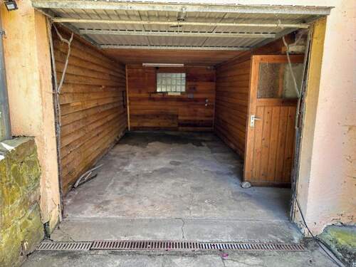 Garage mit Zugang zum Keller - 