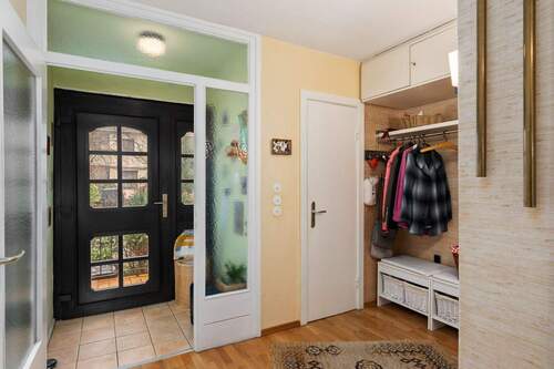 Eingangsbereich mit Windfang - 5 Zimmer Einfamilienhaus in Bremen