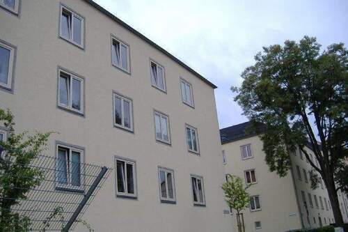 Hausansicht - 2 Zimmer Etagenwohnung zur Miete in Chemnitz