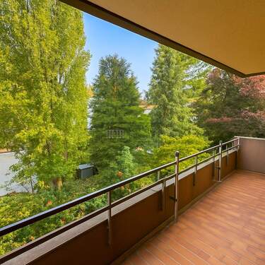 Großzügiger Balkon mit grünem Weitblick - Hell, großzügig, Balkon- perfekt für Paare oder kleine Familien