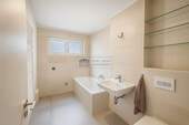 Modernes Bad mit Tageslicht - 