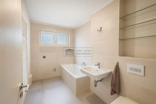 Modernes Bad mit Tageslicht - 