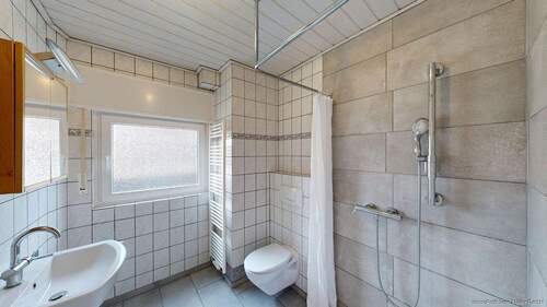 Tageslicht-Badezimmer im Erdgeschoss - Mehrfamilienhaus, Wohnhaus mit 179,00 m&sup2; in Hamm zum Kaufen