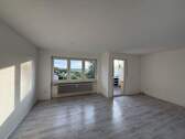 Freundlicher Wohnbereich und Zugang Südwestloggia - Provisionsfrei & bezugsfähig! Nette 3-Zimmer-Wohnung mit Südwestloggia, ca. 77,6 qm im 1.OG in ruhiger Hanglage