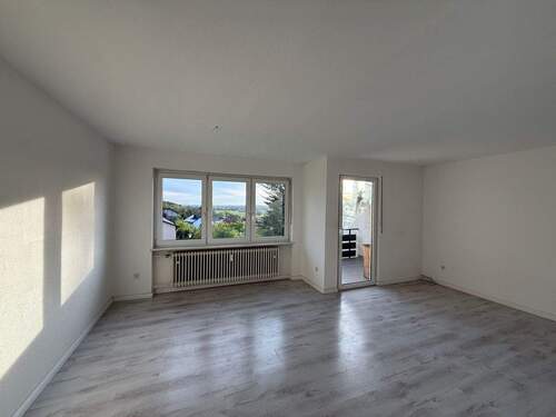 Freundlicher Wohnbereich und Zugang Südwestloggia - Provisionsfrei & bezugsfähig! Nette 3-Zimmer-Wohnung mit Südwestloggia, ca. 77,6 qm im 1.OG in ruhiger Hanglage