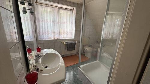 DG-Badezimmer mit Wanne und Dusche - 