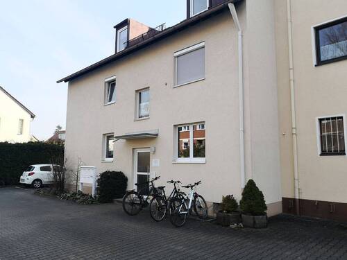 Hauseingang - Parkplatz links im Bild - 2-Zi-Whg in Sebaldus-Siedlung - 200.000,00&nbsp;EUR Kaufpreis, ca.&nbsp; 46,00&nbsp;m&sup2;&nbsp;Wohnfl&auml;che