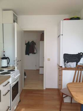 Blick von Küche in Flur, rechts Besenkammer - 2 Zimmer Etagenwohnung zum Kaufen in Erlangen