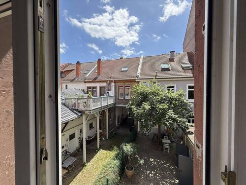 Begrünter Innenhof - Charmante 2-Zimmer-Altbauwohnung mit Blick ins Grüne im Herzen von Heidelberg-Bergheim