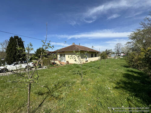 Hausansicht - Wohnen im grünen Bungalow in der Gartenlandschaft von Pforzheim Höhenlage der Hachel Allee