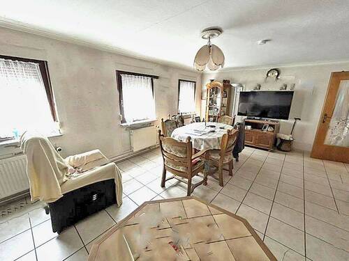 Wohnzimmer 1.OG - 7 Zimmer Mehrfamilienhaus, Wohnhaus zum Kaufen in Neuenbürg