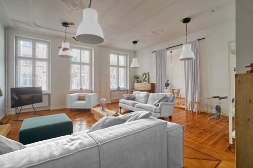 Wohnzimmer mit alt. Einrichtung - 7 Zimmer Etagenwohnung zum Kaufen in Berlin / Prenzlauer Berg