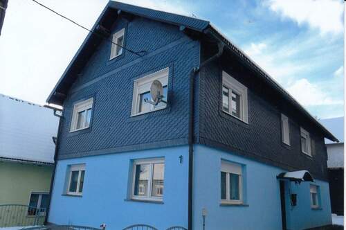 Hausansicht von der Straße aus - Modern.großzügiges Wohnhaus m.Großgarage in 98673 Stelzen