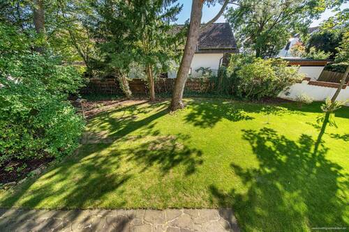 weitläufiger Gartenbereich - 