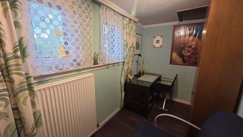Kleines Zimmer (evtl. Büro) - 