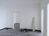 geräumiger Flur mit Platz für Schränke - 