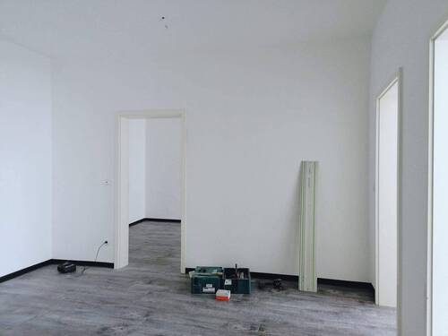 geräumiger Flur mit Platz für Schränke - 