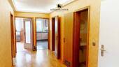 Flur mit Blick in Küche und Wohnzimmer - 3 Zimmer Etagenwohnung zum Kaufen in Möglingen