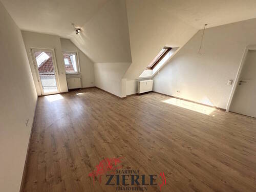 1_Wohnzimmer - Gelegenheit, ab 01.10 frei! Schöne helle DG-Wohnung mit Balkon, Einbauküche und TG-Stellplatz!
