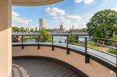 Balkon mit Blick auf Dom (KI) - 
