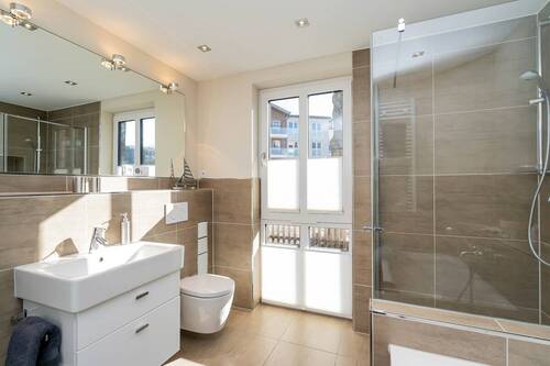 Bad 1 mit Fenster.jpg - 3 Zimmer Etagenwohnung in Sylt