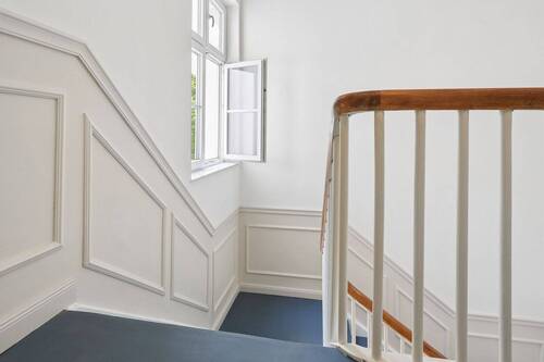 Frisch saniertes Treppenhaus - 