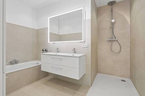 Neues Bad mit Walk-In-Dusche - 