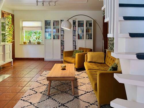 Terracotta-Boden & Holztreppe - 