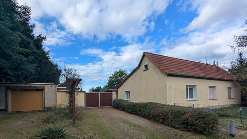 Vorderansicht gesamt - Behagliches Anwesen mit idyllischem Innenhof und weitläufigem Garten